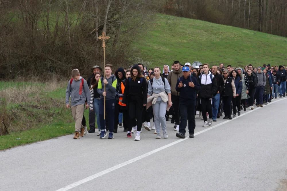 Gotovo tisuću mladih i onih malo starijih u ovogodišnjem 46-kilometarskom križnom putu