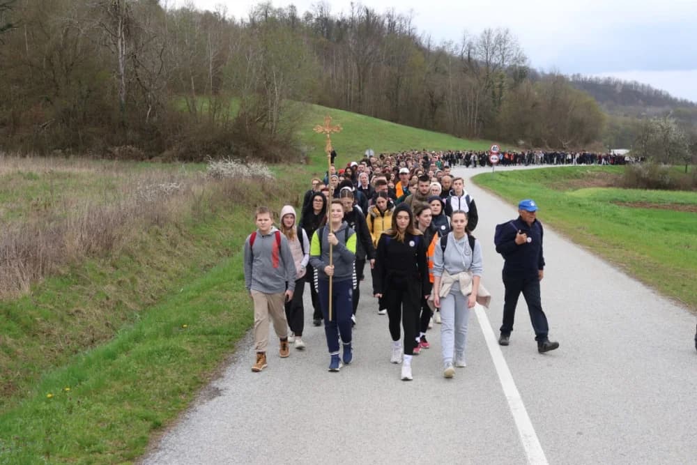 Gotovo tisuću mladih i onih malo starijih u ovogodišnjem 46-kilometarskom križnom putu