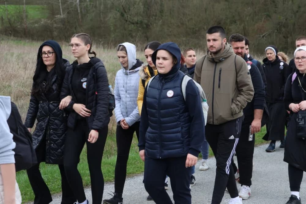 Gotovo tisuću mladih i onih malo starijih u ovogodišnjem 46-kilometarskom križnom putu