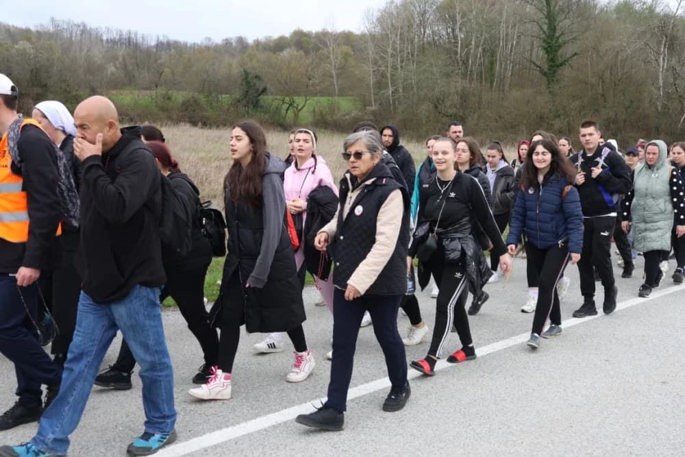 Gotovo tisuću mladih i onih malo starijih u ovogodišnjem 46-kilometarskom križnom putu