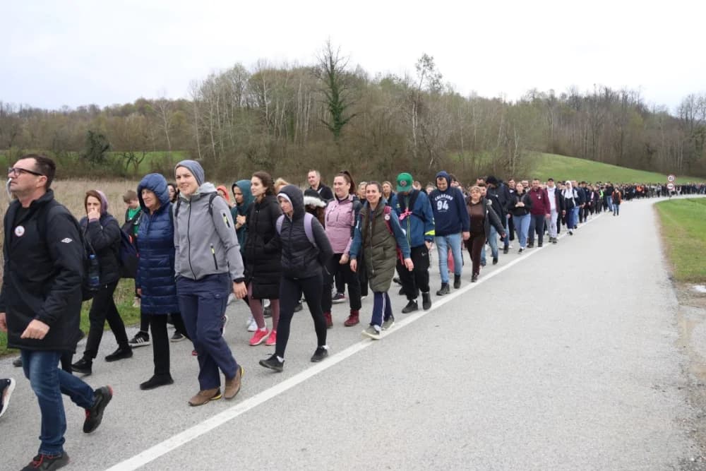 Gotovo tisuću mladih i onih malo starijih u ovogodišnjem 46-kilometarskom križnom putu