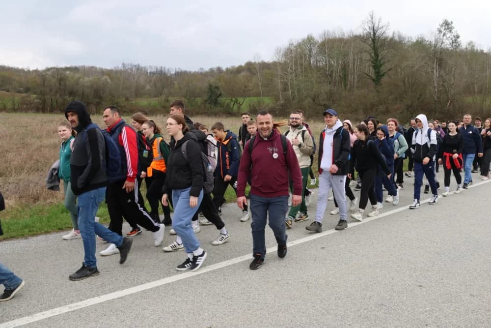 Gotovo tisuću mladih i onih malo starijih u ovogodišnjem 46-kilometarskom križnom putu