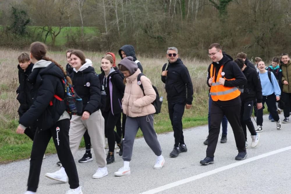 Gotovo tisuću mladih i onih malo starijih u ovogodišnjem 46-kilometarskom križnom putu
