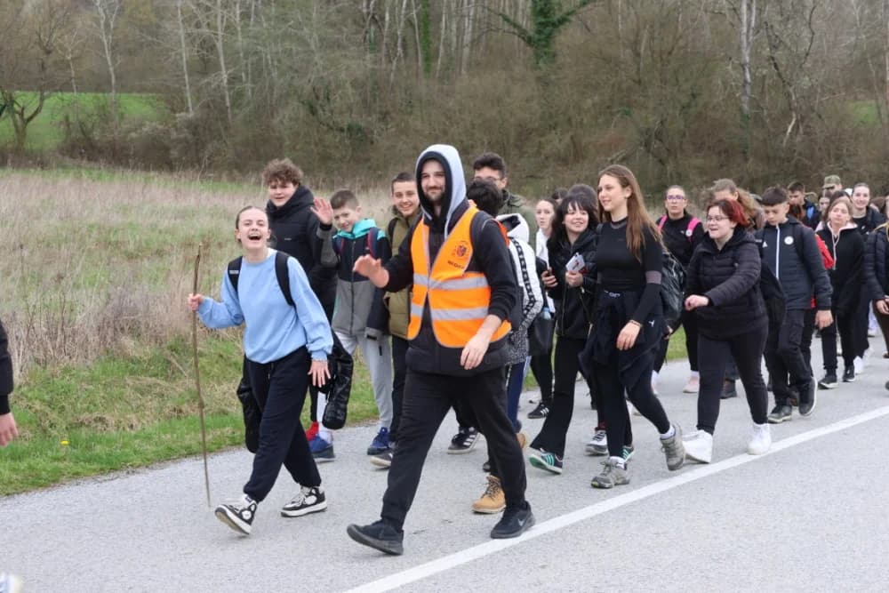 Gotovo tisuću mladih i onih malo starijih u ovogodišnjem 46-kilometarskom križnom putu