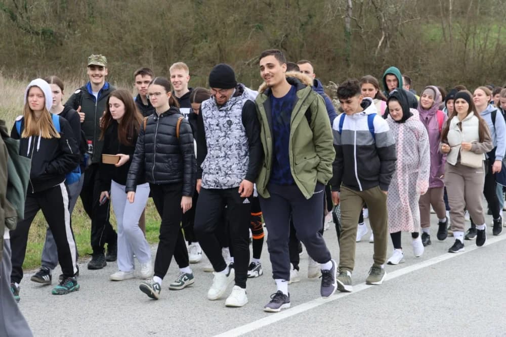 Gotovo tisuću mladih i onih malo starijih u ovogodišnjem 46-kilometarskom križnom putu