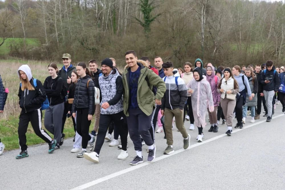 Gotovo tisuću mladih i onih malo starijih u ovogodišnjem 46-kilometarskom križnom putu