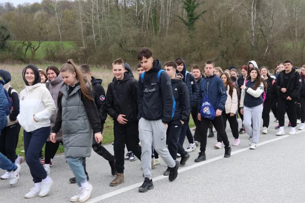 Gotovo tisuću mladih i onih malo starijih u ovogodišnjem 46-kilometarskom križnom putu