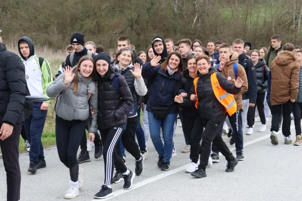Gotovo tisuću mladih i onih malo starijih u ovogodišnjem 46-kilometarskom križnom putu