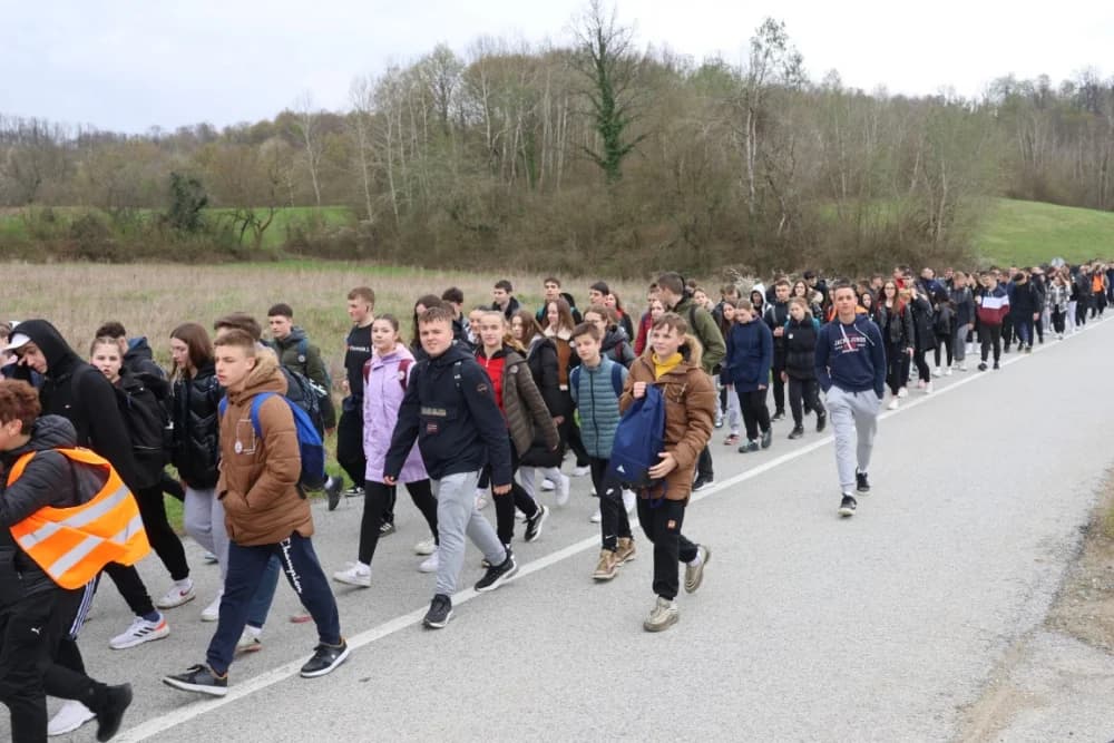Gotovo tisuću mladih i onih malo starijih u ovogodišnjem 46-kilometarskom križnom putu