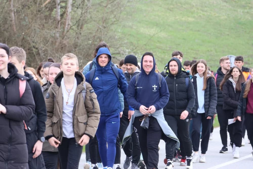 Gotovo tisuću mladih i onih malo starijih u ovogodišnjem 46-kilometarskom križnom putu