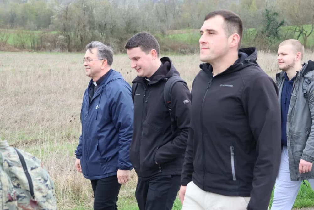 Gotovo tisuću mladih i onih malo starijih u ovogodišnjem 46-kilometarskom križnom putu