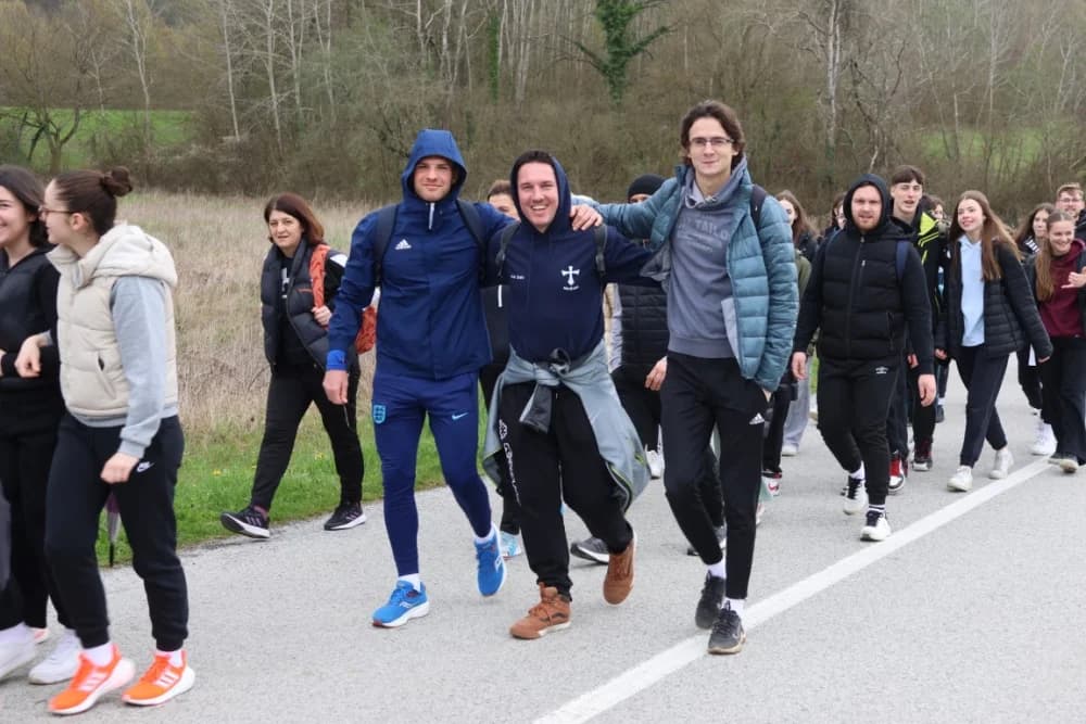 Gotovo tisuću mladih i onih malo starijih u ovogodišnjem 46-kilometarskom križnom putu