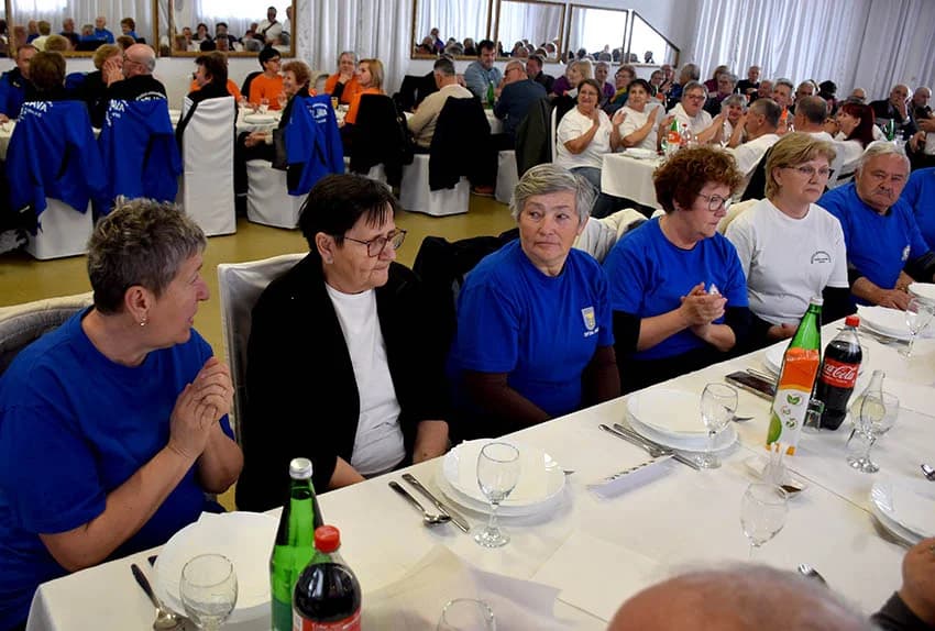 Umirovljenici Čaglina i umirovljenice Kaptola pobjednici županijskog natjecanja u pikadu