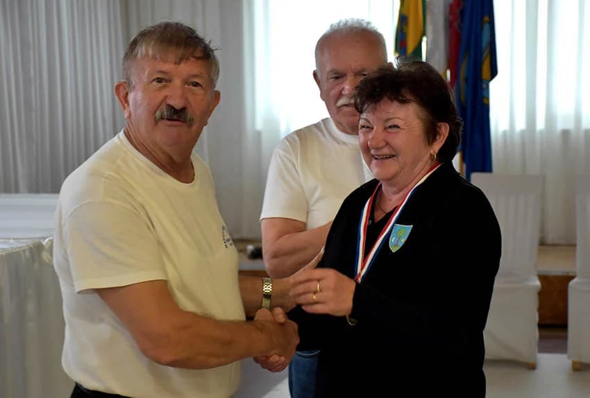 Umirovljenici Čaglina i umirovljenice Kaptola pobjednici županijskog natjecanja u pikadu