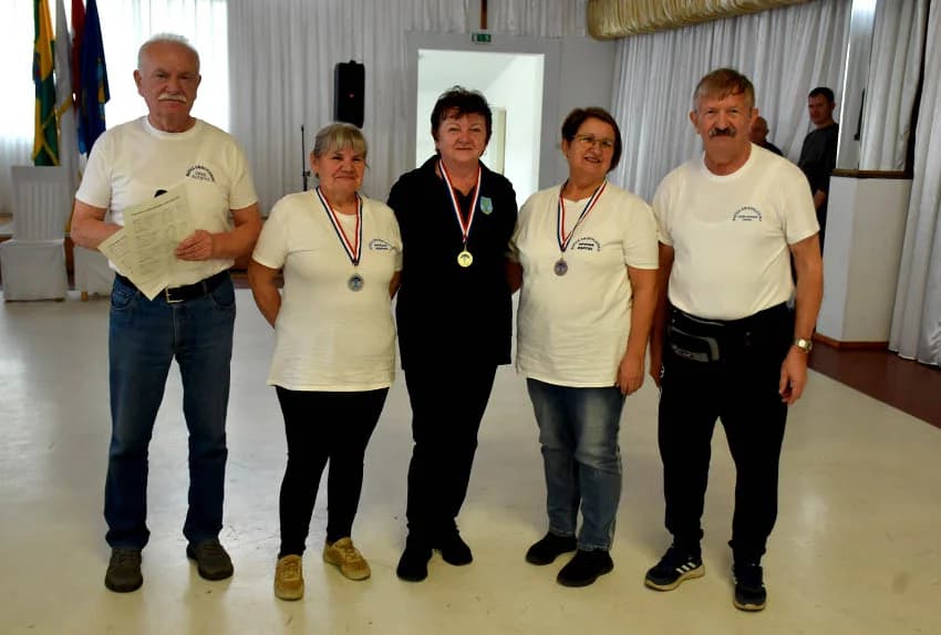 Umirovljenici Čaglina i umirovljenice Kaptola pobjednici županijskog natjecanja u pikadu