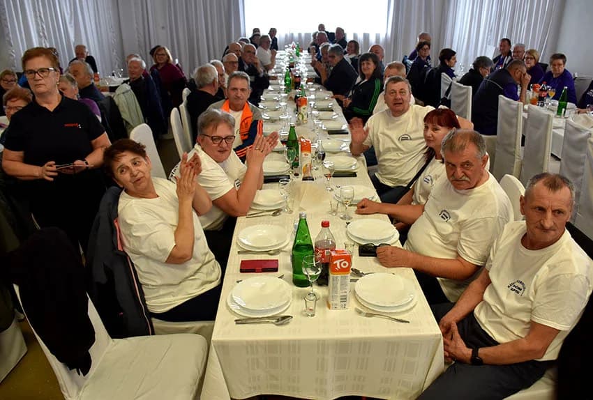 Umirovljenici Čaglina i umirovljenice Kaptola pobjednici županijskog natjecanja u pikadu