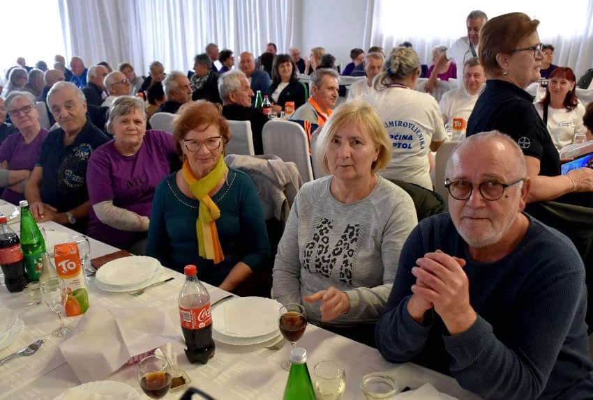 Umirovljenici Čaglina i umirovljenice Kaptola pobjednici županijskog natjecanja u pikadu