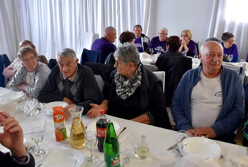 Umirovljenici Čaglina i umirovljenice Kaptola pobjednici županijskog natjecanja u pikadu