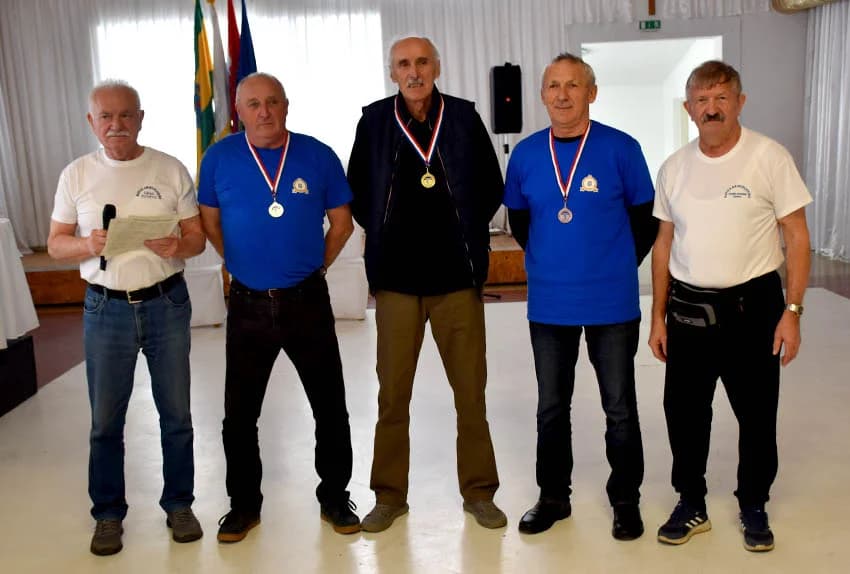 Umirovljenici Čaglina i umirovljenice Kaptola pobjednici županijskog natjecanja u pikadu