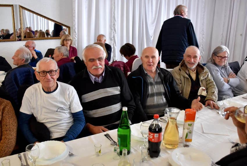 Umirovljenici Čaglina i umirovljenice Kaptola pobjednici županijskog natjecanja u pikadu