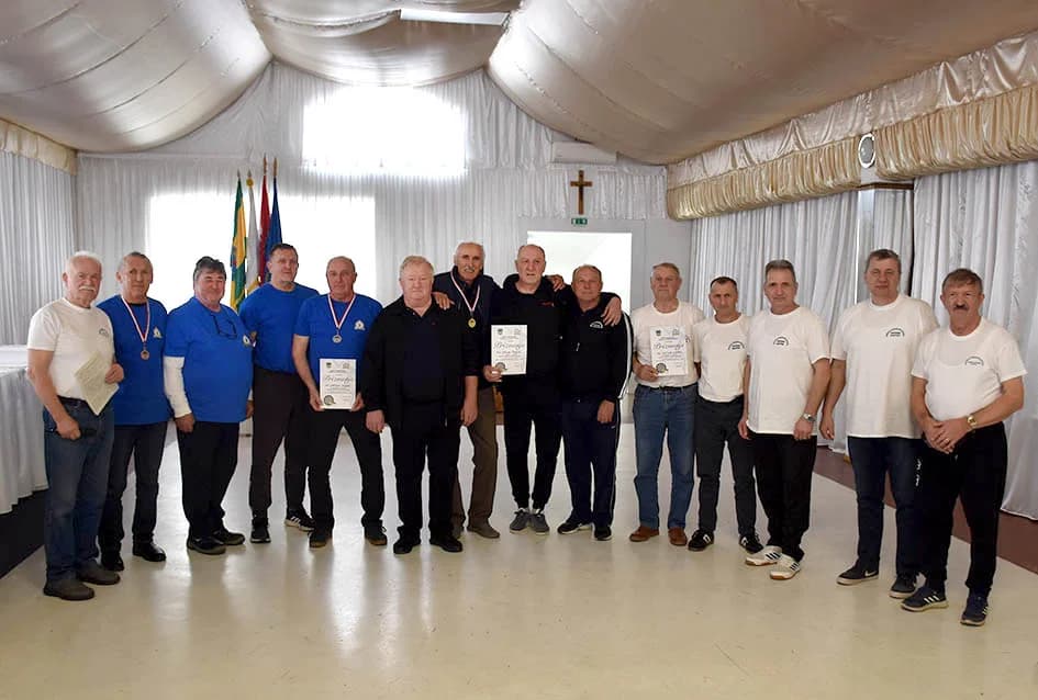 Umirovljenici Čaglina i umirovljenice Kaptola pobjednici županijskog natjecanja u pikadu
