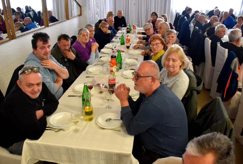 Umirovljenici Čaglina i umirovljenice Kaptola pobjednici županijskog natjecanja u pikadu