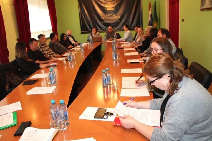GRADSKO VIJEĆE PLETERNICE: Usvojene odluke o kupnji zgrade „Hotela Marinović“ i imenovanju Aleje Ljudevita Petraka