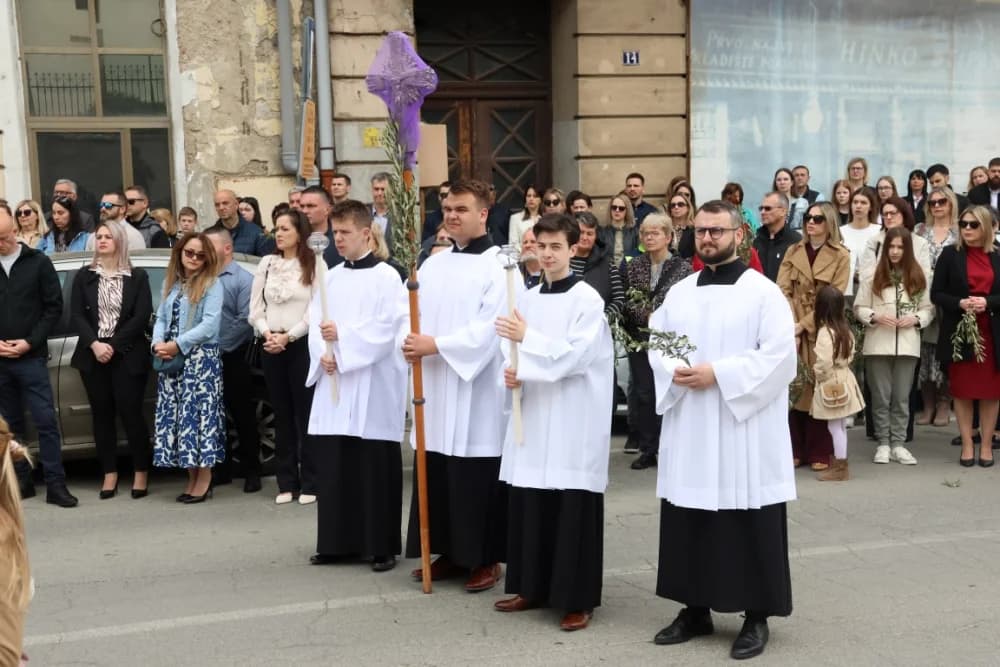 Procesija ulicama grada Požege o blagdanu Cvjetnice – Nedjelje Muke Gospodnje (FOTOGALERIJA)