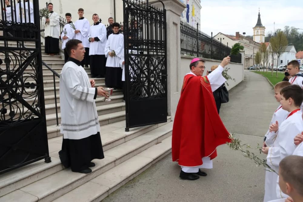 Procesija ulicama grada Požege o blagdanu Cvjetnice – Nedjelje Muke Gospodnje (FOTOGALERIJA)