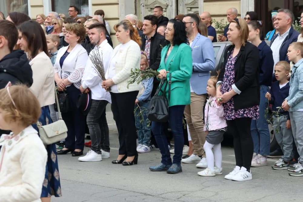 Procesija ulicama grada Požege o blagdanu Cvjetnice – Nedjelje Muke Gospodnje (FOTOGALERIJA)