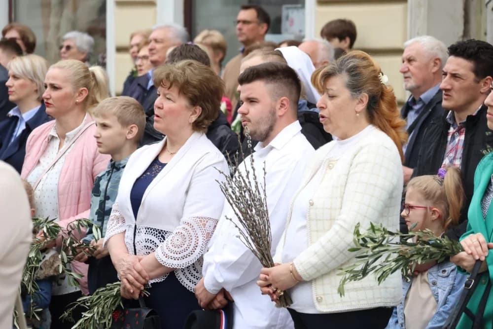 Procesija ulicama grada Požege o blagdanu Cvjetnice – Nedjelje Muke Gospodnje (FOTOGALERIJA)
