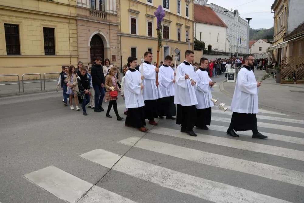 Procesija ulicama grada Požege o blagdanu Cvjetnice – Nedjelje Muke Gospodnje (FOTOGALERIJA)