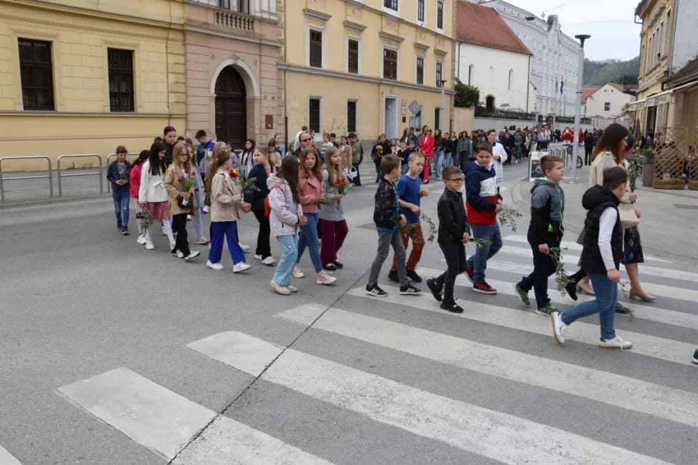 Procesija ulicama grada Požege o blagdanu Cvjetnice – Nedjelje Muke Gospodnje (FOTOGALERIJA)