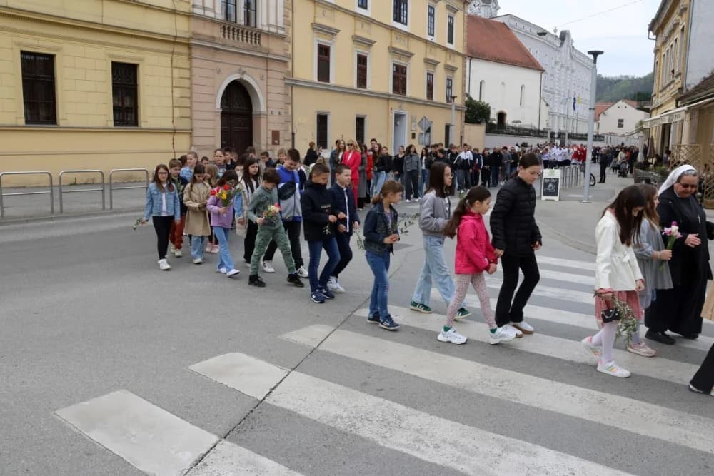 Procesija ulicama grada Požege o blagdanu Cvjetnice – Nedjelje Muke Gospodnje (FOTOGALERIJA)