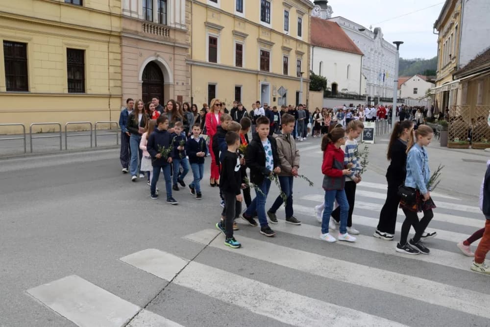 Procesija ulicama grada Požege o blagdanu Cvjetnice – Nedjelje Muke Gospodnje (FOTOGALERIJA)