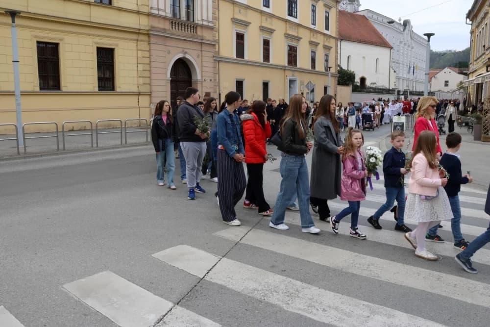 Procesija ulicama grada Požege o blagdanu Cvjetnice – Nedjelje Muke Gospodnje (FOTOGALERIJA)
