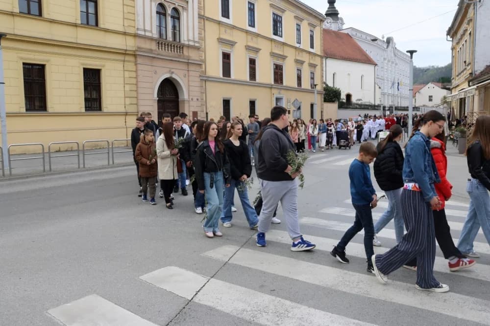 Procesija ulicama grada Požege o blagdanu Cvjetnice – Nedjelje Muke Gospodnje (FOTOGALERIJA)