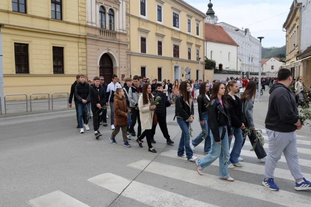 Procesija ulicama grada Požege o blagdanu Cvjetnice – Nedjelje Muke Gospodnje (FOTOGALERIJA)