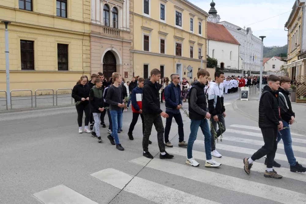 Procesija ulicama grada Požege o blagdanu Cvjetnice – Nedjelje Muke Gospodnje (FOTOGALERIJA)