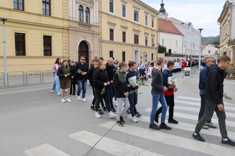 Procesija ulicama grada Požege o blagdanu Cvjetnice – Nedjelje Muke Gospodnje (FOTOGALERIJA)
