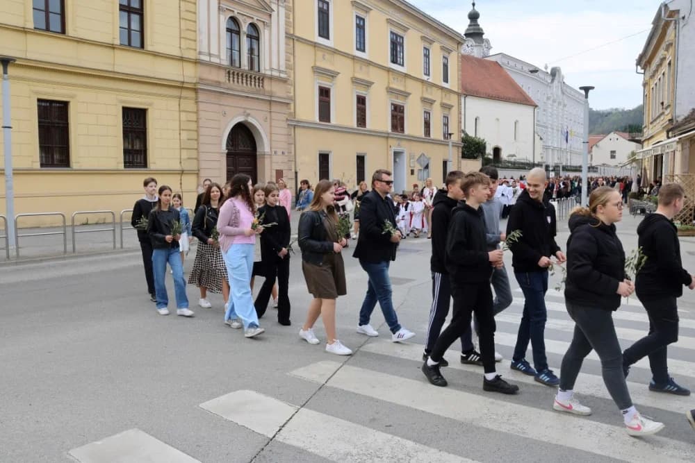 Procesija ulicama grada Požege o blagdanu Cvjetnice – Nedjelje Muke Gospodnje (FOTOGALERIJA)