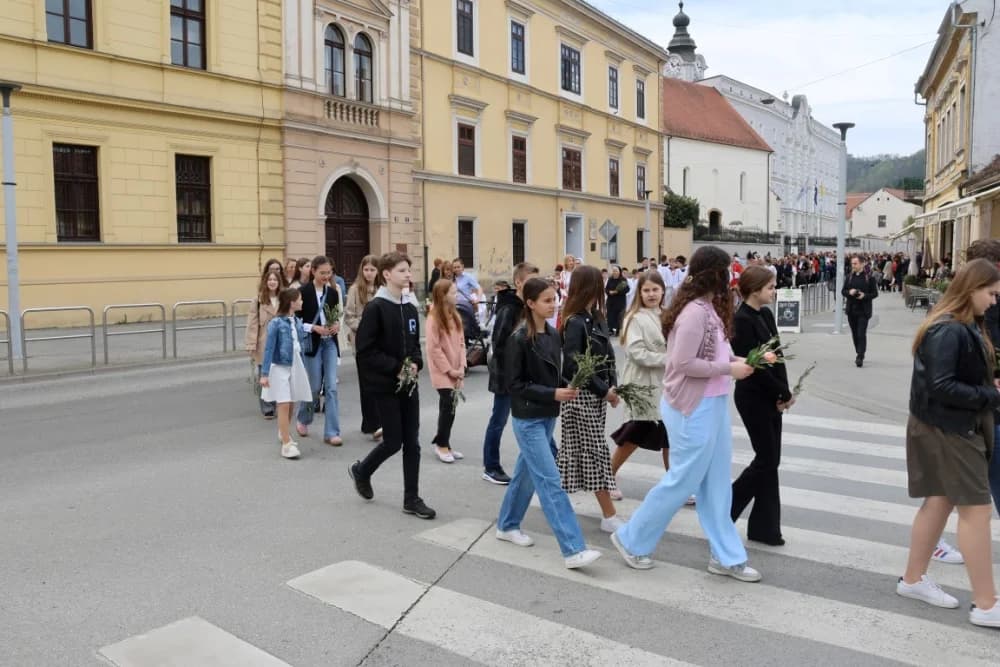 Procesija ulicama grada Požege o blagdanu Cvjetnice – Nedjelje Muke Gospodnje (FOTOGALERIJA)