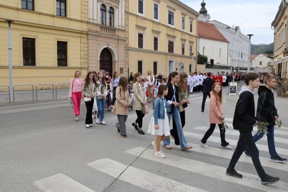 Procesija ulicama grada Požege o blagdanu Cvjetnice – Nedjelje Muke Gospodnje (FOTOGALERIJA)