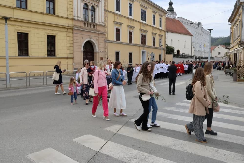 Procesija ulicama grada Požege o blagdanu Cvjetnice – Nedjelje Muke Gospodnje (FOTOGALERIJA)