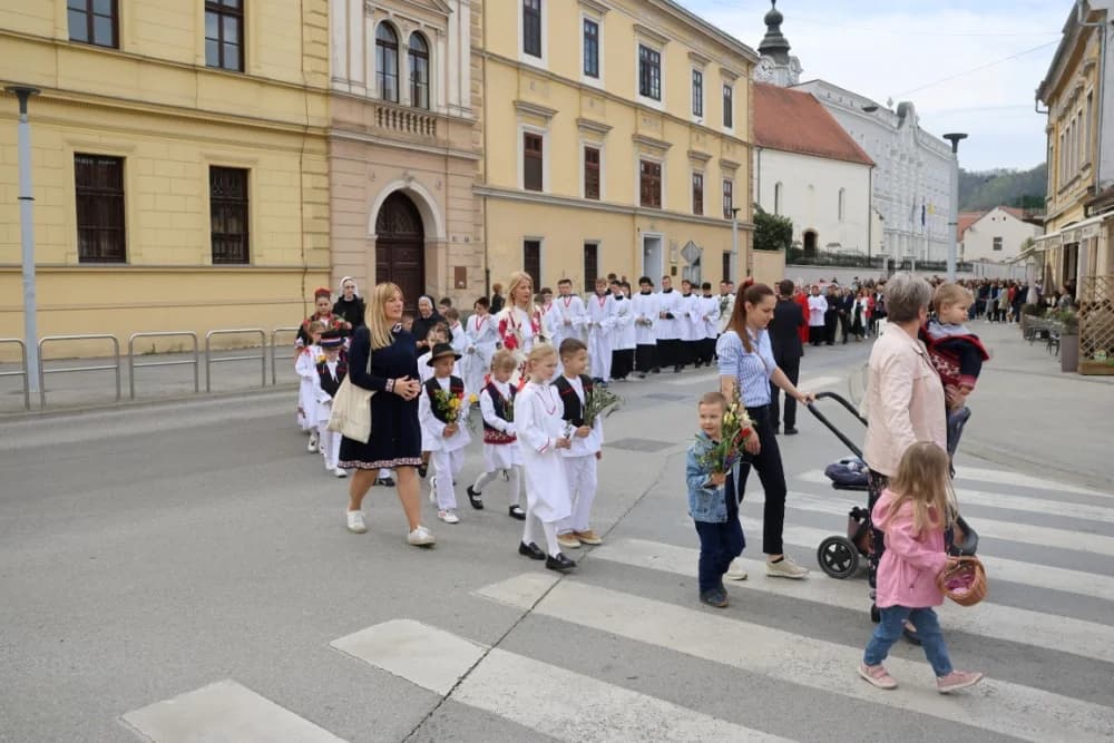 Procesija ulicama grada Požege o blagdanu Cvjetnice – Nedjelje Muke Gospodnje (FOTOGALERIJA)