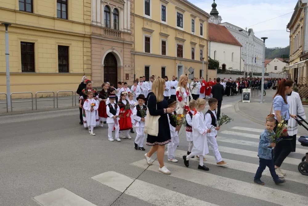Procesija ulicama grada Požege o blagdanu Cvjetnice – Nedjelje Muke Gospodnje (FOTOGALERIJA)