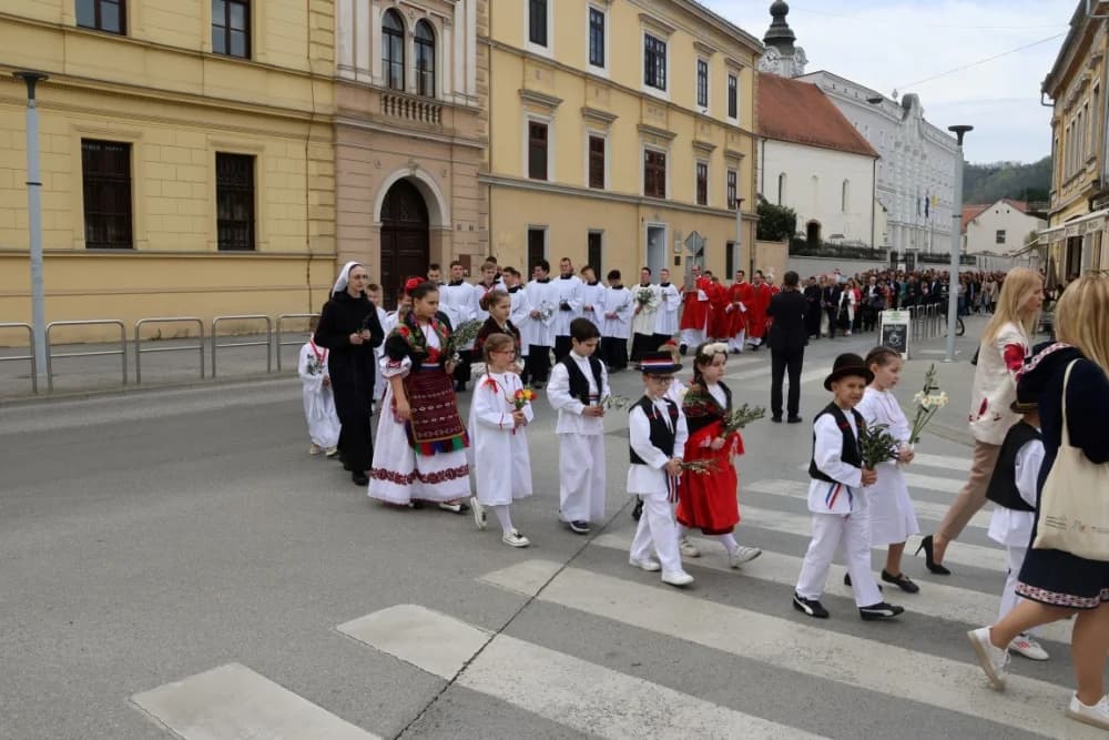 Procesija ulicama grada Požege o blagdanu Cvjetnice – Nedjelje Muke Gospodnje (FOTOGALERIJA)