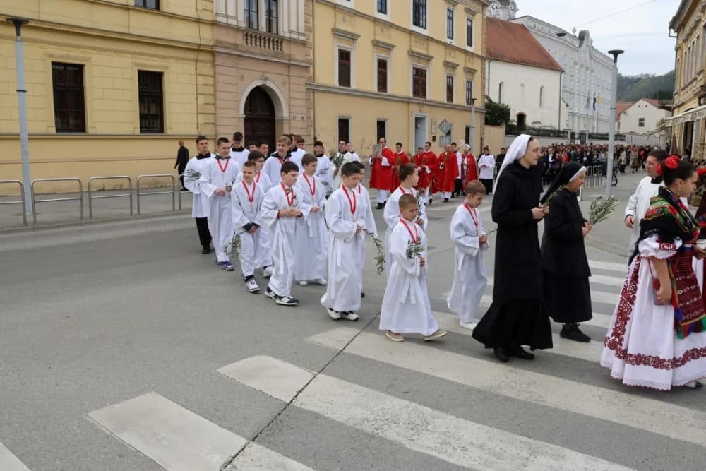 Procesija ulicama grada Požege o blagdanu Cvjetnice – Nedjelje Muke Gospodnje (FOTOGALERIJA)