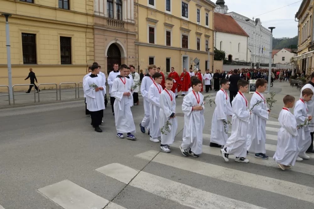 Procesija ulicama grada Požege o blagdanu Cvjetnice – Nedjelje Muke Gospodnje (FOTOGALERIJA)