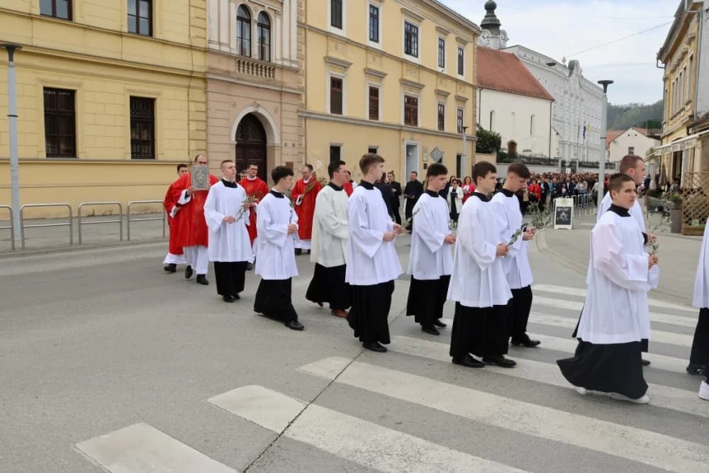 Procesija ulicama grada Požege o blagdanu Cvjetnice – Nedjelje Muke Gospodnje (FOTOGALERIJA)